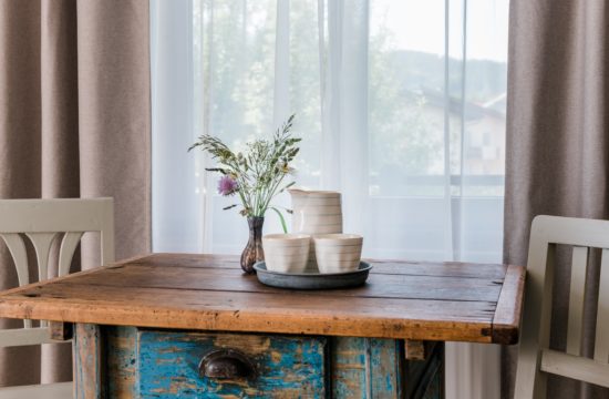 Alter Bauerntisch im Hotelzimmer Landhaus Steiner